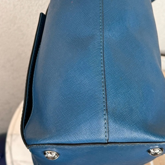 Michael Kors tote,adjustable straps,magnetic closure,xtra pockets,denim blue - Picture 4 of 8
